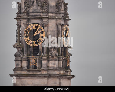 Cardiff, Regno Unito - Semptember 16, 2018: Vista della hall di Cardiff torre con orologio Foto Stock