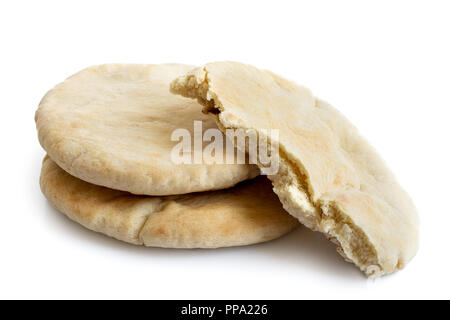 Due e mezza pianura pane pita isolato su bianco dal di sopra. Foto Stock