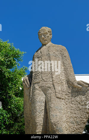 Statua di Mustafa Kemal Ataturk, il fondatore ed ex presidente di giorno moderno la Turchia si trova al di fuori di Bodrum town hall, Provincia di Mugla, Turchia. Foto Stock