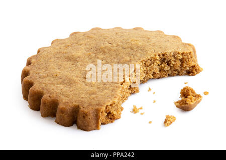 In parte mangiato round gingerbread biscuit isolato su bianco. Bordo seghettato. Foto Stock