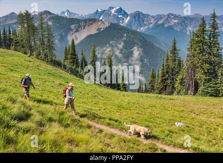 Gli escursionisti a Ventoso Pass Trail, parte del Pacific Crest Trail, Mt Ballard, Azurite Pk in dist sulla sinistra, Okanogan gamma, North Cascades, nello stato di Washington, USA Foto Stock