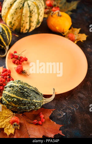 Autunno messa in tavola con zucche. Cena di ringraziamento e decorazione d'autunno. Foto Stock