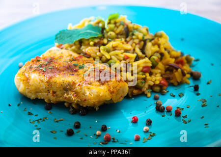 Andalusa di pesce, riso allo zafferano con verdure Foto Stock