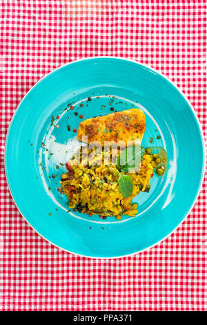 Andalusa di pesce, riso allo zafferano con verdure Foto Stock