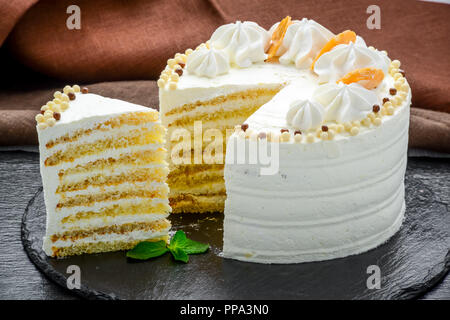 Specchio bello smalto, diverse bacche e frutti in una torta. Foto Stock