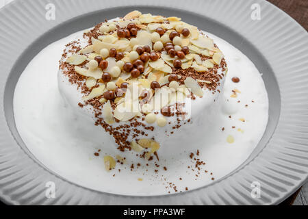 Utile e il cibo gustoso meringa torta con crema al cioccolato Foto Stock