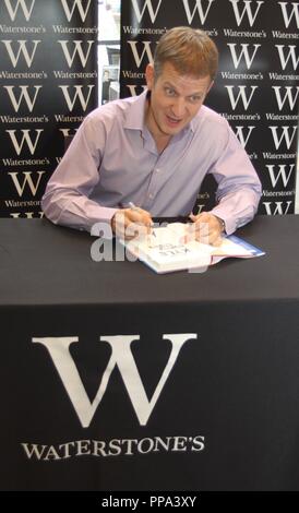 Liverpool, Regno Unito Jeremy Kyle libro firma in Liverpool credito waterstones Ian Fairbrother/Alamy Stock Foto Foto Stock