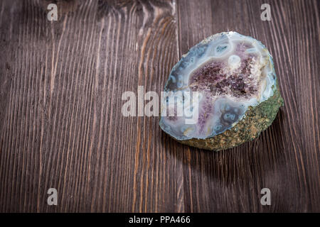 I cristalli di ametista Blu in quarzo fumè al buio su un sfondo di legno Foto Stock