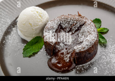 Utile e il cibo gustoso, hot budino di cioccolato fondente , au chocolat Foto Stock