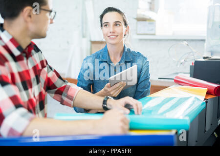 Coworking dipendenti della tipografia moderna Foto Stock