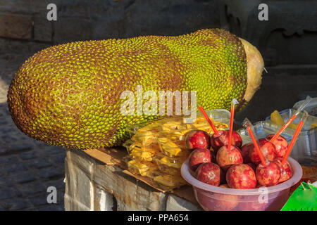 Fresco e di granadiglie jackfruit al mercato di Xiamen, Cina Foto Stock