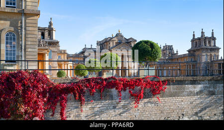 Nel tardo pomeriggio la luce del sole a Blenheim Palace in autunno. Il Palazzo di Blenheim, Woodstock, Oxfordshire, Inghilterra. Vista panoramica Foto Stock