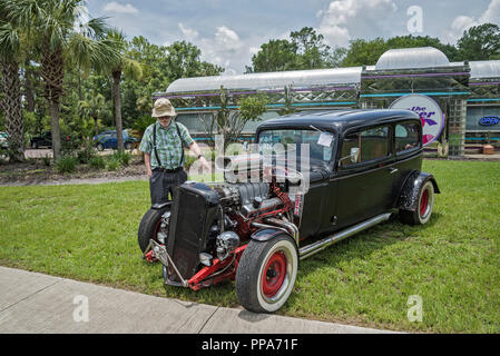 Antico modello un 1931 personalizzato hot rod Ford parcheggiato di fronte alla cena in alta Springs, in Florida. Foto Stock