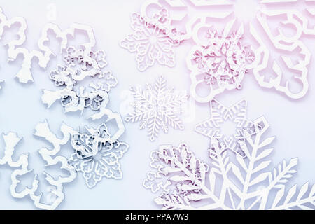 Abstract sfondo di Natale, i fiocchi di neve di diverse forme e colori, offuscata messa a fuoco selettiva. Sfondo di luce per la progettazione con testo Foto Stock