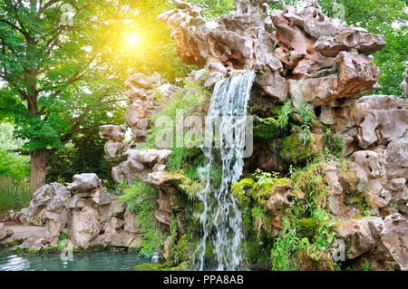 Una piccola cascata nel bellissimo parco Foto Stock