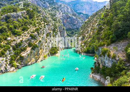 Vista la cliffy rocks del Verdon Gorge presso il lago di Sainte-Croix, Provenza, in Francia, nei pressi di Moustiers-Sainte-Marie, dipartimento Alpes-de-Haute-Provence Foto Stock