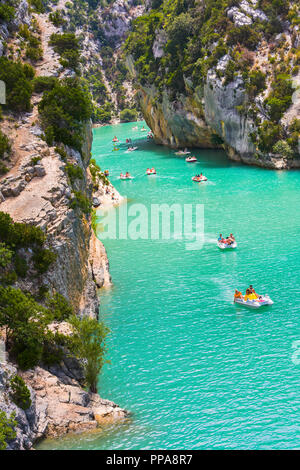 Vista del Verdon Gorge presso il lago di Sainte-Croix, Provenza, in Francia, nei pressi di Moustiers-Sainte-Marie, dipartimento Alpes-de-Haute-Provence Foto Stock