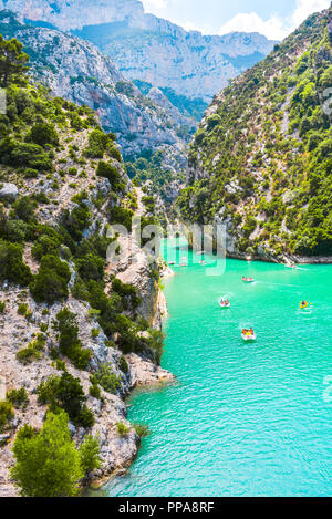 Ingresso del Verdon Gorge con rocce cliffy presso il lago di Sainte-Croix, Provenza, in Francia, nei pressi di Moustiers-Sainte-Marie Foto Stock