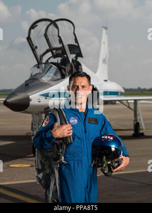 L'astronauta della NASA candidato Frank Rubio nella parte anteriore di un T-38 trainer su aeromobili Ellington campo al centro spaziale Johnson Giugno 6, 2017 in Houston, Texas. Rubio è un esercito americano pilota di elicottero, volo chirurgo, e l'astronauta della NASA candidato della classe del 2017. Foto Stock