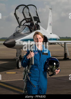 L'astronauta della NASA candidato Loral O'Hara nella parte anteriore di un T-38 trainer su aeromobili Ellington campo al centro spaziale Johnson Giugno 6, 2017 in Houston, Texas. O'Hara s un ingegnere americano e l'astronauta della NASA candidato della classe del 2017. Foto Stock