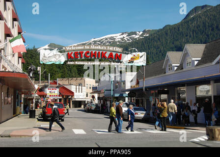 Segno di grandi dimensioni oltre la strada principale di Ketchikan, Alaska. Foto Stock