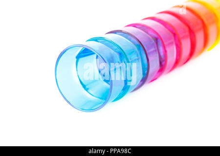 Colorati bicchieri in plastica isolato su sfondo bianco Foto stock - Alamy