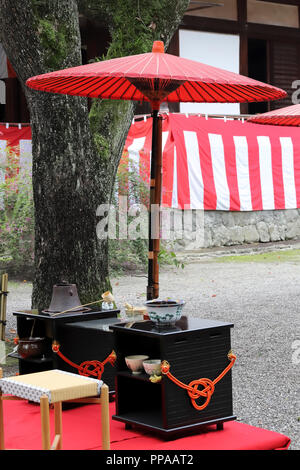 Giapponese del tè verde cerimonia al giardino, vasellame e oggetti per la cerimonia del tè Foto Stock