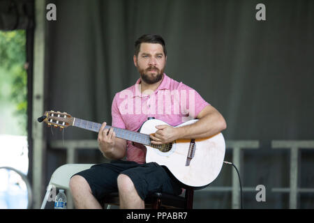 Louis, Missouri negli Stati Uniti d'America - 26 agosto 2018: Il Festival delle nazioni, uomo di suonare una chitarra. Foto Stock