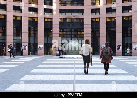 Strasburgo (Francia nord-orientale), su 2018/04/17: cortile interno del Parlamento europeo Foto Stock