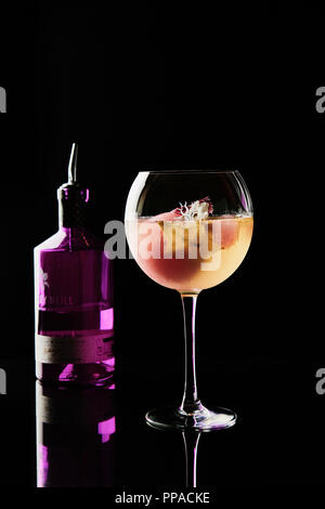 Cocktail deliziosi, eleganti e sofisticati su sfondo scuro con spazio per la copia Foto Stock