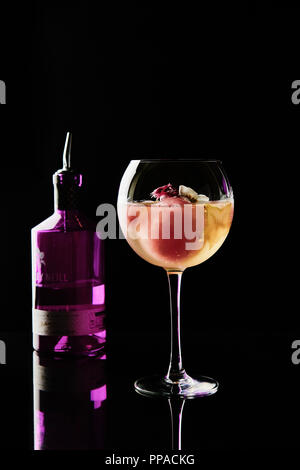 Cocktail deliziosi, eleganti e sofisticati su sfondo scuro con spazio per la copia Foto Stock