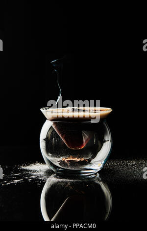 Mixologist deliziosi e allettanti cocktail eleganti e sofisticati su sfondo scuro con spazio per la copia Foto Stock