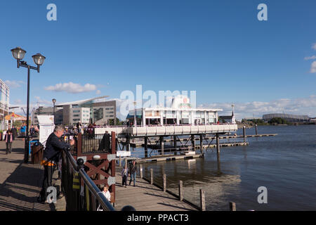 Vista della marina nella Baia di Cardiff Cardiff Galles Wales Foto Stock