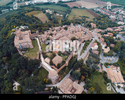 Veduta aerea del castello di Gradara, la Rocca Malatestiana dove gli amanti Paolo e Francesca è morto Foto Stock