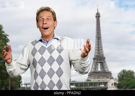 Uomo eccitato sulla Torre Eiffel sullo sfondo. Foto Stock