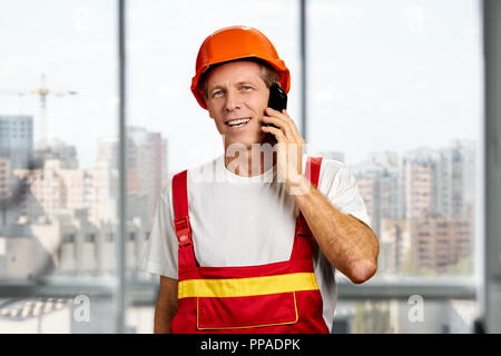 Supervisore di costruzione parlando al cellulare. Foto Stock