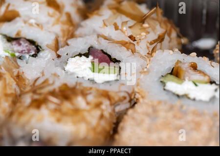 Rotoli di Philadelphia con pesce rosso, il formaggio e il cetriolo. Close up. Foto Stock