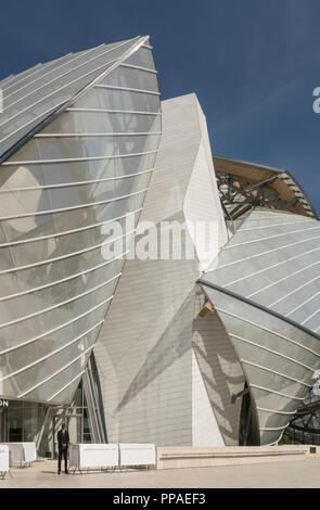 Questo edificio futuristico di Frank Gehry ospita una galleria d'arte complessa per la Fondation Louis Vuitton a Bois de Boulogne, Parigi, Francia. Foto Stock