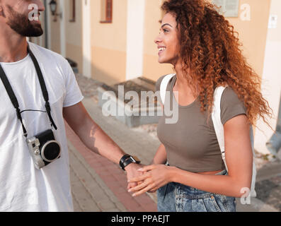 Sorridenti turisti camminare e godere la vista Foto Stock