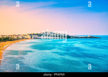 Vieste e Pizzomunno spiaggia vista, Gargano in Puglia, Italia meridionale, Europa. Foto Stock