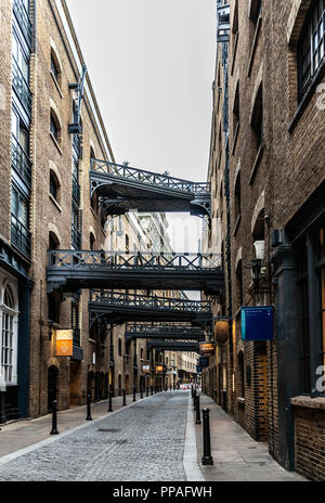 La strada Shad Thames e ponti di collegamento, Southwark, Londra, Inghilterra, Regno Unito. Foto Stock