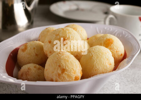 Una semplice colazione brasiliana impostazione, con caffè e pane di formaggio (noto anche come Pão de Queijo), una combinazione di comune in Brasile. Foto Stock