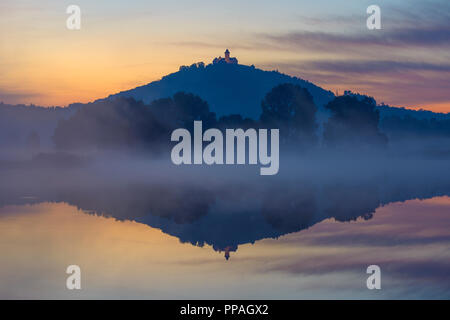 Il castello di Wachsenburg all'alba riflettendo nel lago, Veste Wachsenburg Castello, Drei Gleichen, Ilm distretto, Turingia, Germania Foto Stock