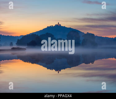 Il castello di Wachsenburg all'alba riflettendo nel lago, Veste Wachsenburg Castello, Drei Gleichen, Ilm distretto, Turingia, Germania Foto Stock