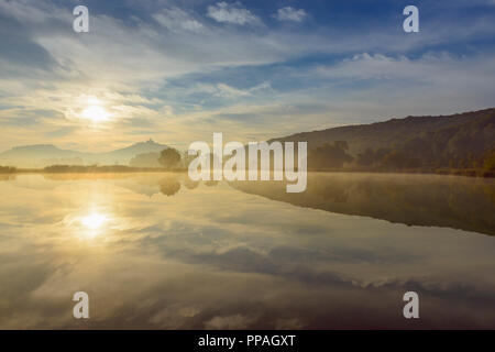 Paesaggio con Castello Wachsenburg presso Sunrise riflettente nel lago, Veste Wachsenburg Castello, Drei Gleichen, Ilm distretto, Turingia, Germania Foto Stock