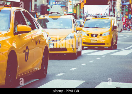 NEW YORK - 2 Settembre 2018: yellow cab velocità attraverso il Times Square il turista occupato intersezione di neon di arte e del commercio e che è un iconico street di Foto Stock