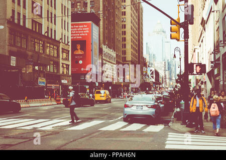 NEW YORK - 2 Settembre 2018: New York City street road in Manhattan in estate, molte vetture, giallo taxi e gente occupata a piedi a lavorare. Foto Stock