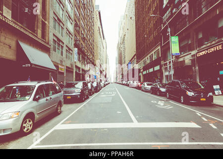 NEW YORK - 2 Settembre 2018: New York City street road in Manhattan in estate, molte vetture, giallo taxi e gente occupata a piedi a lavorare. Foto Stock