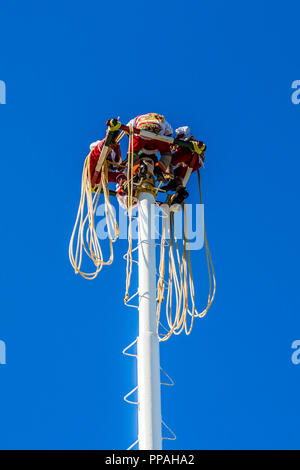 Incredibile immagine del Papantla volantini o battenti la pole prima del salto Foto Stock