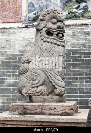 Leone cinese all'ingresso di un tempio Foto Stock